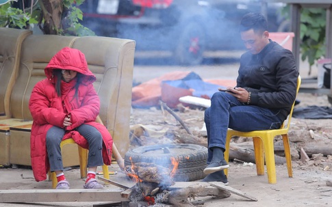 Người dân Hà Nội co ro bên đống lửa trong tiết trời lạnh buốt