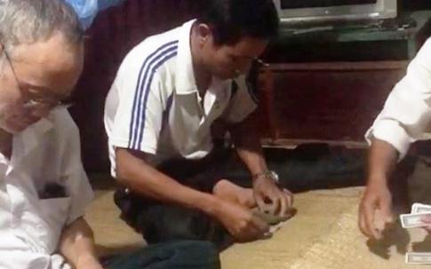 Rủ nhau đánh bài ăn tiền vào ban đêm tại trụ sở, bí thư đảng ủy xã bị cách hết chức vụ