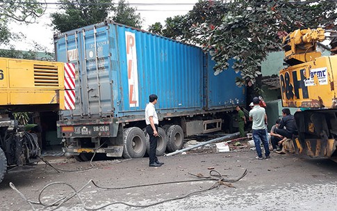 Xe đầu kéo mất lái đâm sập 2 ngôi nhà, tài xế tử vong trong cabin