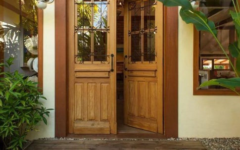 Theo phong thủy, sai lầm trong thiết kế cửa chính khiến năm mới nào cũng cầu nhưng tài lộc không bao giờ "ghé thăm" nhà bạn