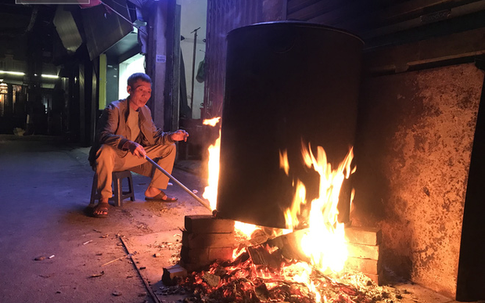 Độc đáo ở Hà Nội: 10 gia đình luộc chung nồi bánh chưng 100 chiếc trên phố