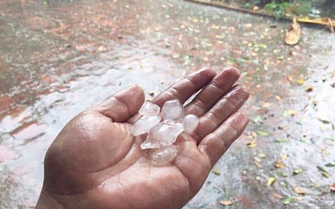 Tết đầu năm mưa gió bão bùng, dân tình dở khóc dở cười khoe ảnh du xuân đáng nhớ nhất trong lịch sử