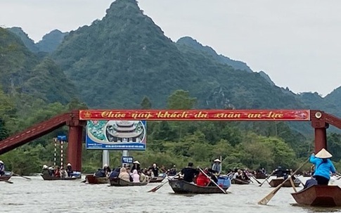 Xử lý hàng chục xuồng chở khách quá tải, sử dụng động cơ điện tại chùa Hương