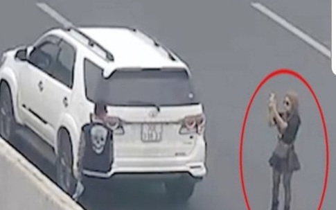 Hà Nội: Đi chơi Tết, thiếu nữ đỗ xe ô tô giữa đường cao tốc chụp ảnh check-in gây bức xúc