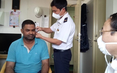 Kiểm tra thân nhiệt những lao động từ Trung Quốc quay lại làm việc tại Formosa