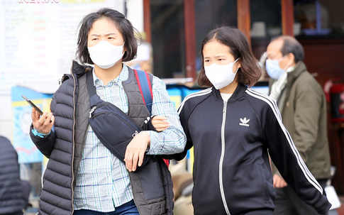 Chùm ảnh: Người Hà Nội ra đường kín mít khẩu trang phòng dịch corona