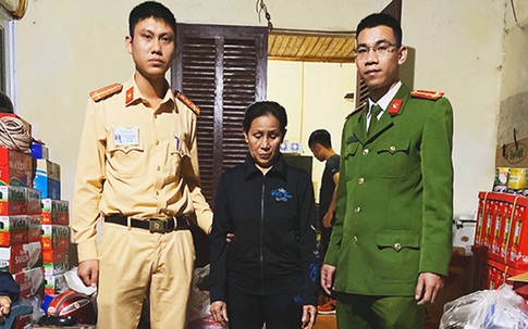 Bà lão giấu 10 kg pháo hoa bán Tết