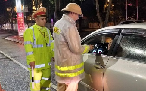 Hà Tĩnh: Phạt gần 300 triệu đồng lái xe vi phạm nồng độ cồn, tạm giữ một tài xế hành hung CSGT