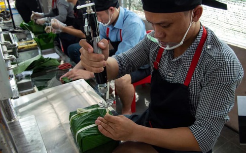 Chuyện lạ từ những chiếc bánh chưng làm bằng máy bán chạy như tôm tươi