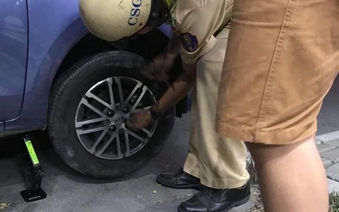 Ô tô bể bánh loạng choạng, CSGT Sài Gòn giúp tài xế thay lốp xe