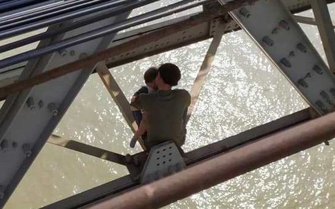 Hà Nội: Buồn chán chuyện gia đình, cha ôm con 7 tháng tuổi định tự tử ở cầu Long Biên