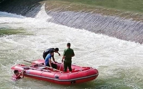Hàng trăm người tìm kiếm nam thanh niên mất tích khi tắm ở đập tràn Huy Thượng