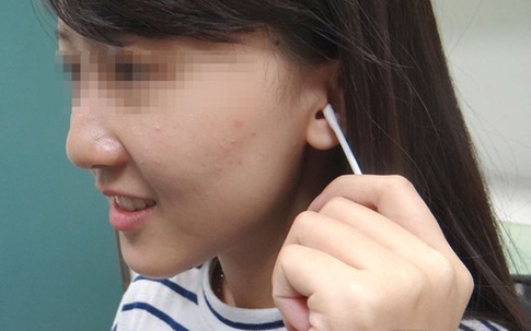 Sử dụng tăm bông ngoáy tai và mất thính lực, người phụ nữ được chẩn đoán mắc bệnh ung thư sau 3 tháng chịu đựng những cơn ngứa