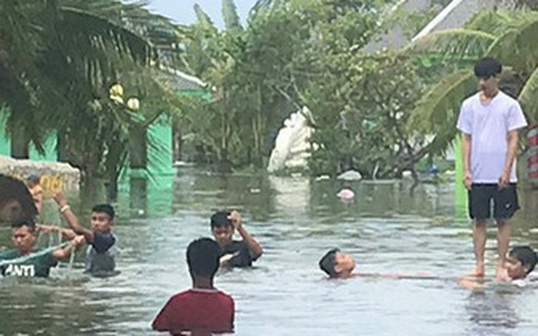 Lũ lụt biến khu nghỉ dưỡng 4 sao thành nơi đánh cá lý tưởng