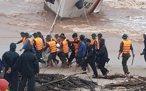Giải cứu thành công 8 thuyền viên tàu Vietship 01 vào bờ an toàn
