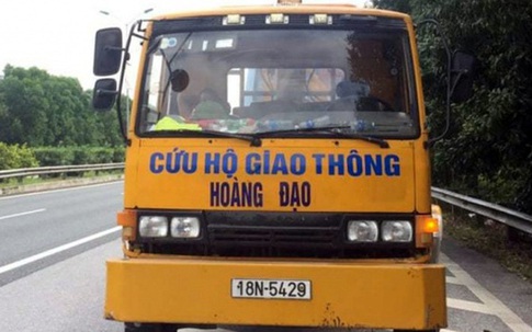 Xe cứu hộ đi ngược chiều trên cao tốc