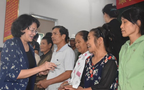 Phó Chủ tịch nước thăm, tặng quà gia đình chính sách và người dân vùng lũ Quảng Bình