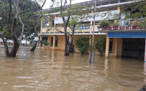Bão số 9 làm nhiều trường học hư hỏng, học sinh chưa thể đến trường