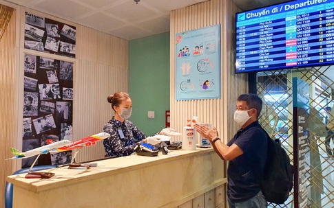 Unilever đồng hành cùng cảng hàng không quốc tế Tân Sơn Nhất và công ty Sasco phòng dịch cho hành khách trước mỗi chuyến bay