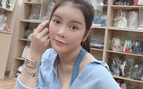 Lý Nhã Kỳ khoe "đập hộp" hàng hiệu không kém Ngọc Trinh