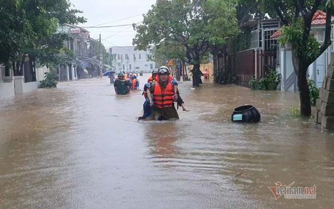 Cảnh sát giải cứu 42 giáo viên, học sinh kẹt ở trường học do mưa lớn