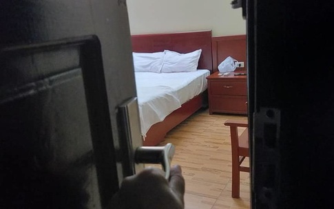 Lắp camera quan sát chị giúp việc, vợ trẻ nghẹn ngào thấy chuyện tày đình