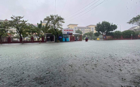 Hà Tĩnh: Sang nhà hàng xóm tránh lũ, một bé trai bị ngã cầu thang tử vong