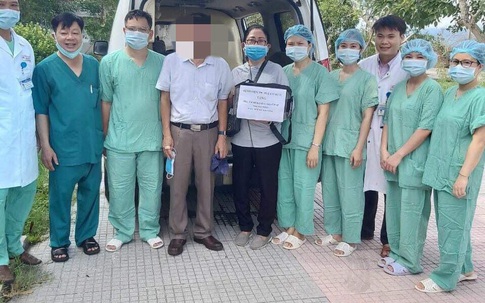 Bệnh nhân COVID-19 số 438 chính thức rời Huế, mang theo món quà đặc biệt từ bệnh viện
