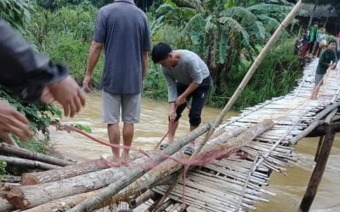 Hòa Bình: Cầu treo xuống cấp, hiểm hoạ rình rập bà con người Mường