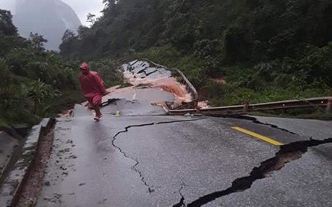 Quảng Bình: Quốc lộ 12A đi Cửa khẩu Cha Lo biến dạng, nứt gãy nghiêm trọng