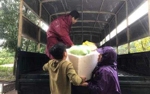 Người dân Hà Tĩnh sát cánh bên nhau trong những ngày bão lụt