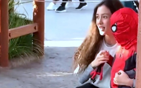 Angelababy lại lẻ bóng đưa con đi chơi, nhan sắc đời thường thế nào mà phải vội che mặt khi bị quay?