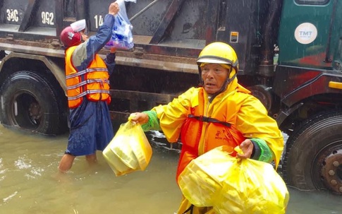 Người dân miền Trung thức thâu đêm thổi cơm, gói bánh cứu trợ đồng bào