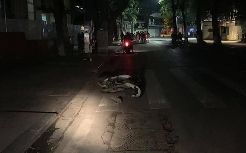 Hà Nội: Xe máy đâm thẳng vào gốc cây, hai cô gái trẻ thương vong