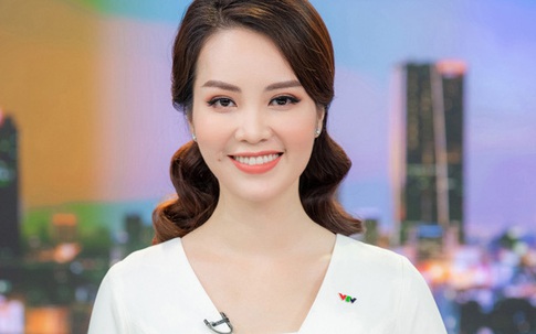 Á hậu Thụy Vân lên sóng bản tin "Chuyển động 24h" đập tan tin đồn nghỉ việc ở VTV