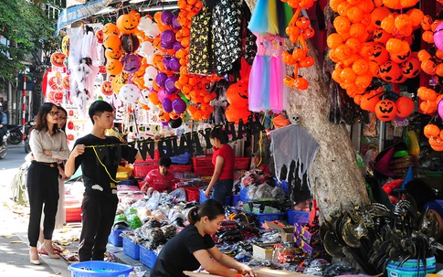 Qua Trung thu, phố Hàng Mã lại tất bật với lễ hội Halloween