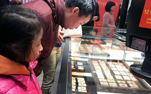 Có 2 tỷ, sợ mua đất chuyển qua ôm vàng, vợ chồng trẻ lãi to
