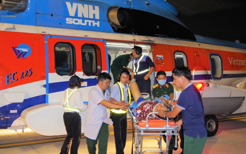 Trực thăng bay ra Trường Sa giữa thời tiết xấu để đưa 2 bệnh nhân về đất liền cấp cứu
