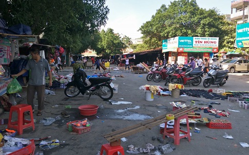 Tiểu thương Hà Tĩnh bật khóc khi hàng chục tấn hàng vùi trong bùn đất