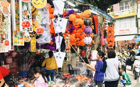 Phố Hàng Mã lại thay áo mới trước thềm Halloween