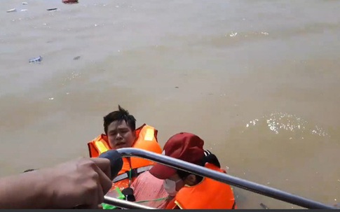 Quảng Bình: Đoàn cứu trợ 6 người bị lật thuyền rơi xuống dòng lũ dữ