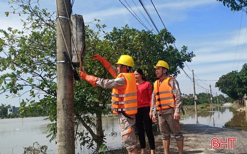 Điện lực Hà Tĩnh đến từng nhà khuyến cáo an toàn sau mưa lũ