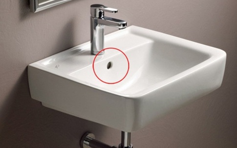 Ít ai ngờ lỗ nhỏ trên bồn rửa mặt lại có những tác dụng "thần kỳ" này