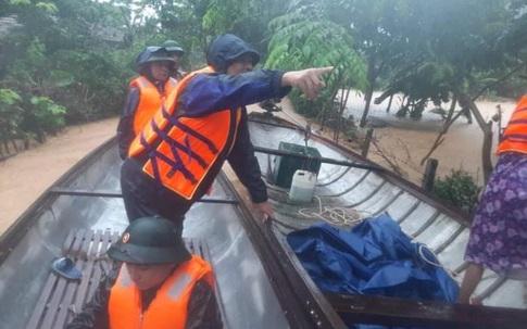 Quảng Bình: Xúc động hình ảnh cán bộ, chiến sĩ trèo đèo, lội suối ứng cứu đồng bào dân tộc Vân Kiều