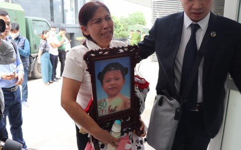 Xét xử vụ bé gái 3 tuổi bị mẹ đẻ và cha dượng bạo hành đến chết: Bà ôm di ảnh cháu, khóc nức nở tại tòa