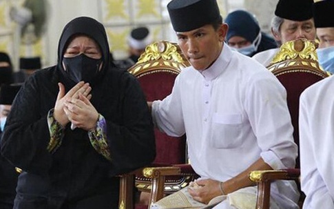 Mẹ Hoàng tử Brunei vừa qua đời ở tuổi 38 khóc ngất bên linh cữu con trai