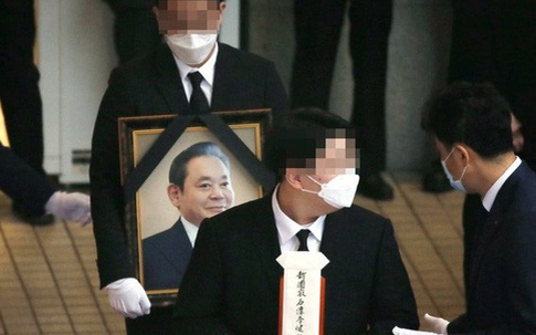Lễ tang đưa tiễn chủ tịch Samsung về nơi an nghỉ cuối cùng: Gia quyến thất thần, chồng cũ cựu Á hậu Hàn Quốc cũng có mặt