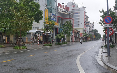 Thành phố Huế vắng hoe sau khi bão Molave đi qua