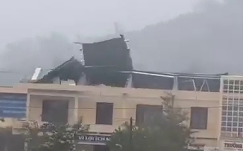 Clip về hình ảnh gió "bốc" hết mái tôn trường học ở Quảng Ngãi khiến nhiều người kinh hãi
