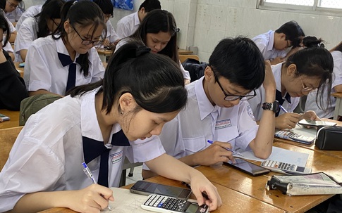 TP.HCM: Nhiều trường PTTH áp dụng làm bài kiểm tra giữa kỳ trên hệ thống trực tuyến